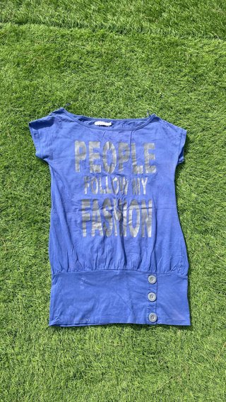 Camiseta larga azul con mensaje