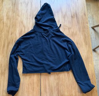 Sudadera corta negra con rosa