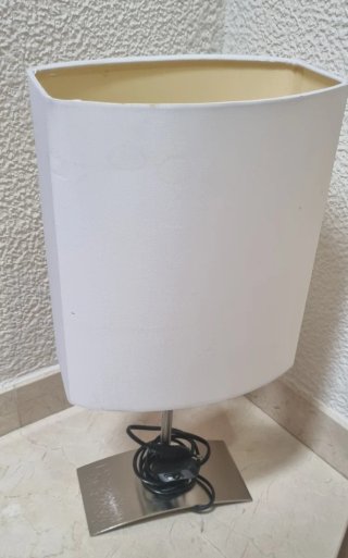 Lámpara de mesa de color blanco.