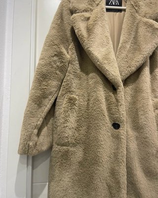 Abrigo peluche Zara beige