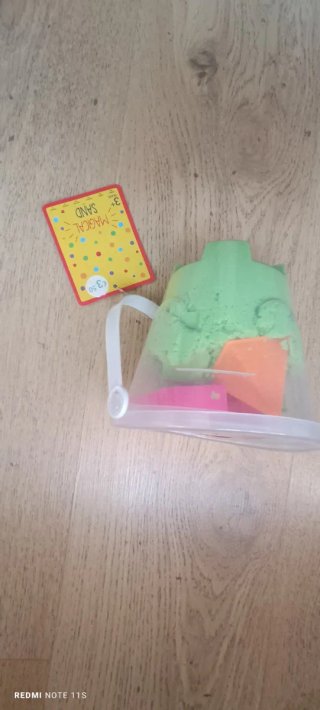 Arena mágica con moldes y cubo