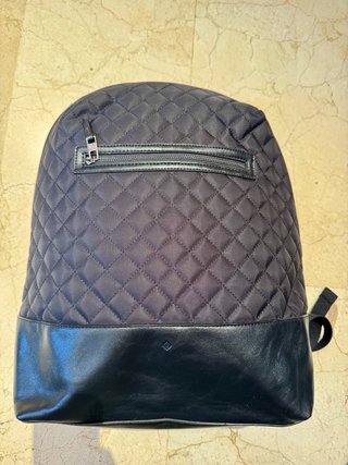Mochila negra acolchada con compartimento