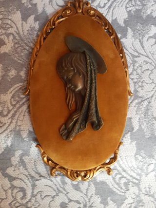 Cuadro de bronce con figura de niña