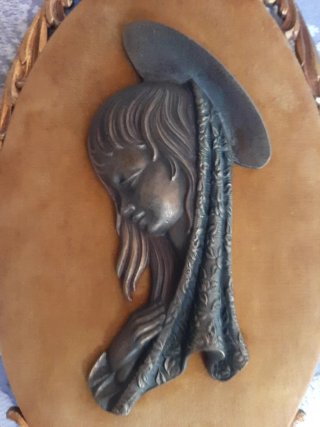Cuadro de bronce con figura de niña