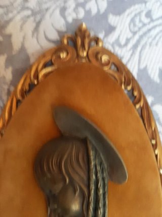 Cuadro de bronce con figura de niña