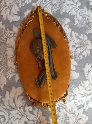 Cuadro de bronce con figura de niña