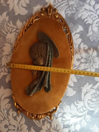 Cuadro de bronce con figura de niña