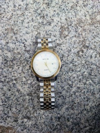 Reloj Skyline plateado y dorado