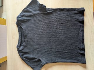 Camiseta negra de canalé