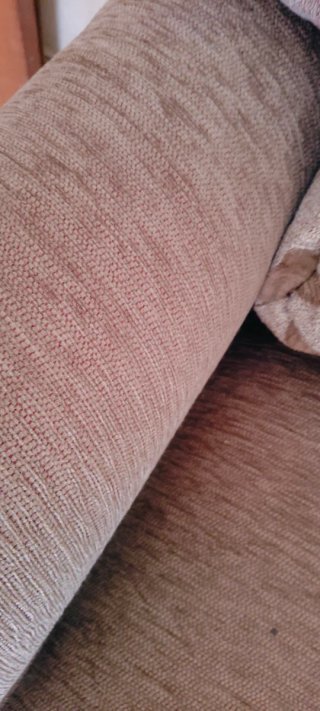 Sofá de tela beige y marrón