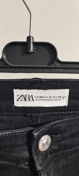 Vaquero negro pitillo tiro alto Zara