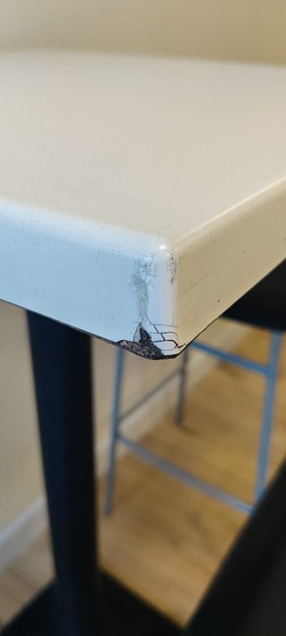 Mesa alta y 3 taburetes con respaldo