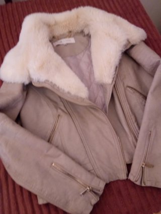 Cazadora polipiel con cuello pelo beige Talla L