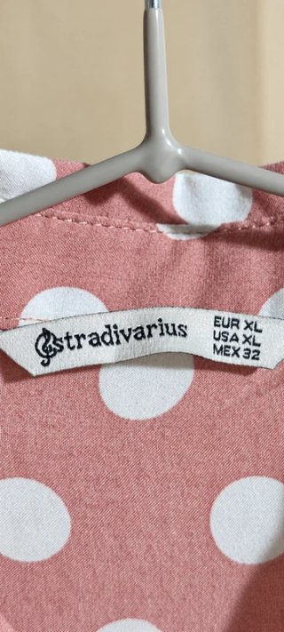Camisa rosa de lunares Stradivarius