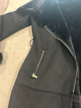 Abrigo Salsa Negro de Pelo y Ante
