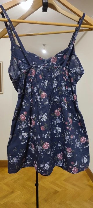 Blusa de tirantes azul con flores