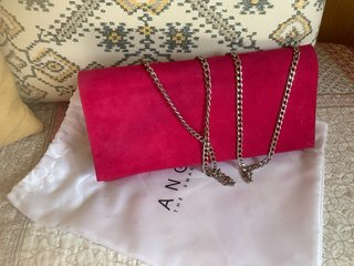 Cartera de piel de color fucsia .