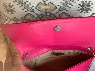 Cartera de piel de color fucsia .