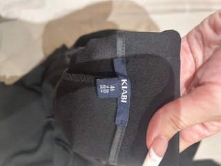 Pantalón de vestir negro con cinturón