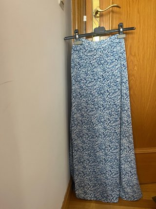 Falda larga con estampado floral azul