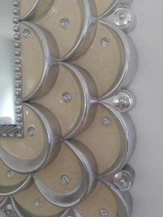 Espejo decorativo plateado y beige