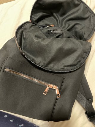 Mochila Negra con Cremallera Dorada