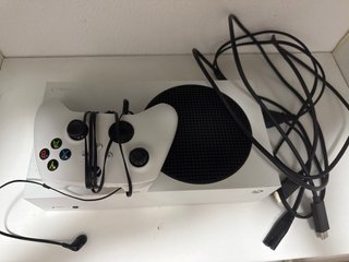 Xbox Series con mando y cables