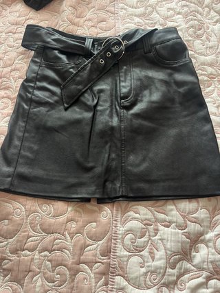 Falda de cuero negra