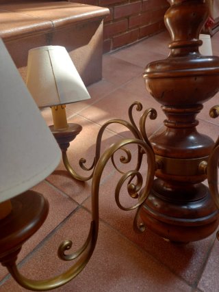 Lámpara de madera y metal
