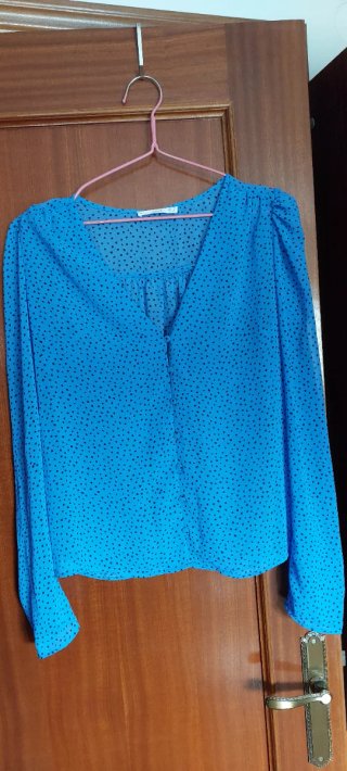 Blusa de MANGO azul con topos negros