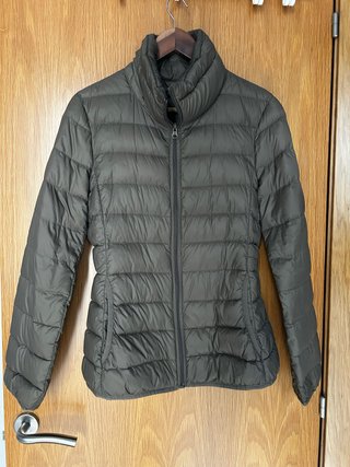 Chaqueta de Plumas marrón claro.
