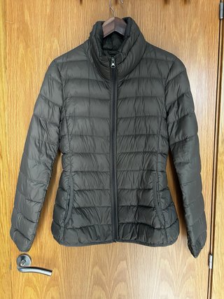 Chaqueta de Plumas marrón claro.