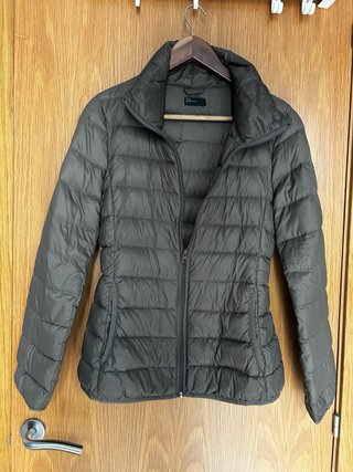 Chaqueta de Plumas marrón claro.