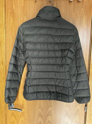 Chaqueta de Plumas marrón claro.