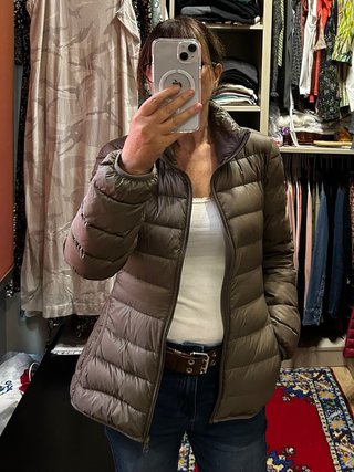 Chaqueta de Plumas marrón claro.