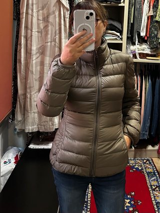 Chaqueta de Plumas marrón claro.