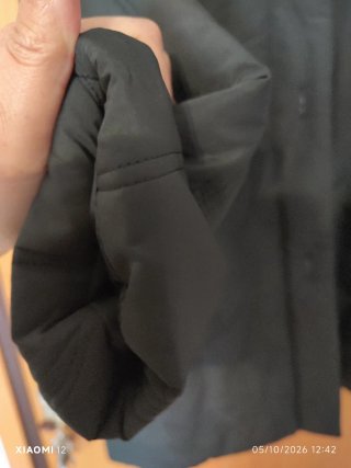 Piumino al ginocchio nero con cappuccio