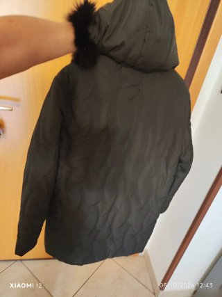 Piumino al ginocchio nero con cappuccio