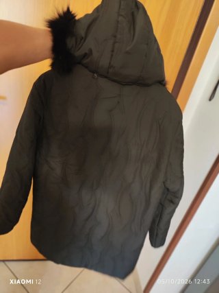 Piumino al ginocchio nero con cappuccio