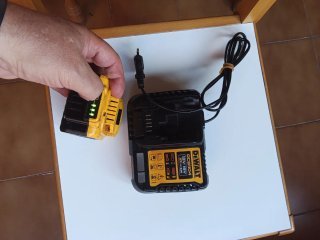 CARGADOR DEWALT Y BATERÍA DEWALT 18V Y 5,0 AH