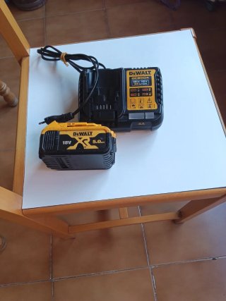 CARGADOR DEWALT Y BATERÍA DEWALT 18V Y 5,0 AH