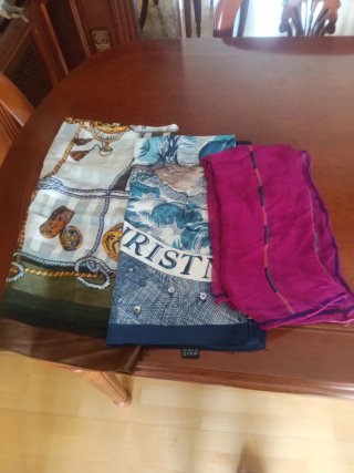 2 Pañoletas de seda estampadas ,1 de gasa