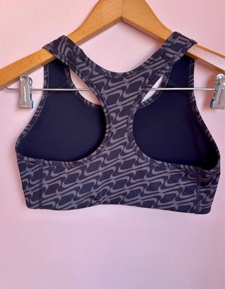 Top deportivo Nike M gris y negro