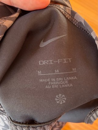 Top deportivo Nike M gris y negro
