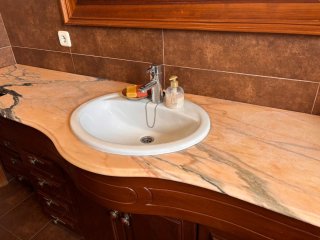 Mueble de baño de Teka con lavabo y espejo