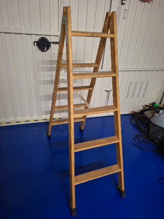 Escalera de tijera de madera Svelt