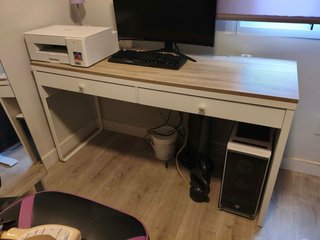 Mesa de escritorio de madera y metal