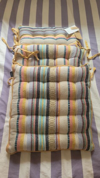 Set de 3 Cojines y Camino de Mesa