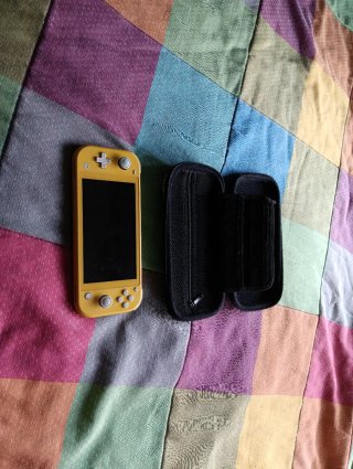Nintendo Switch Lite Amarillo Y funda incluida