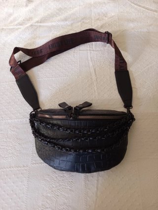 Riñonera Negra con Detalle de Cadena